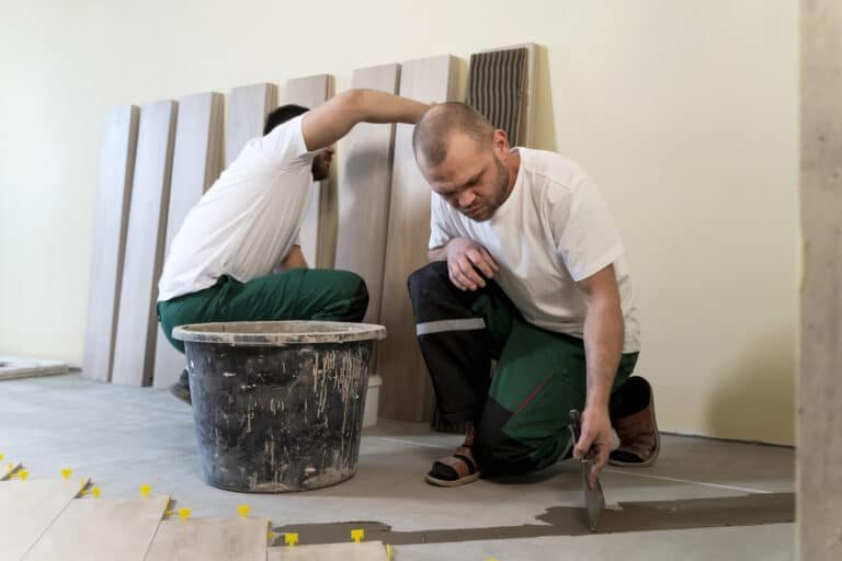 Travaux de pose de parquet avec peinture à Rouen.