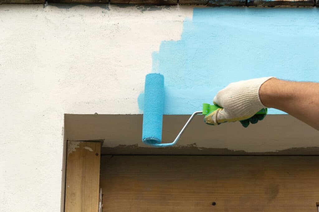 Application de peinture bleue extérieure à Rouen.